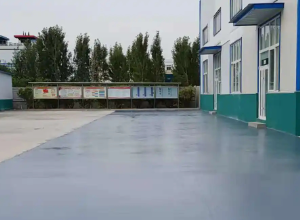 承德彩色路面喷涂翻新的材料对冬季